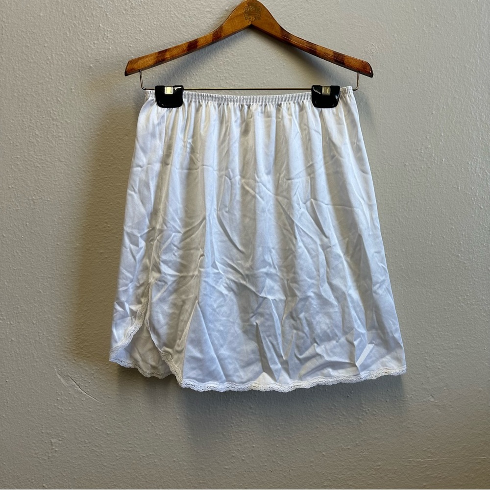 VTG White lace half slip skirt side slit lace trim mini above knee size M 18"